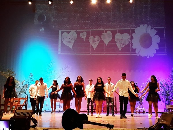 Os alunos se dividiram em grupos para mostrar, por meio de diversas expressões artísticas, a linha do tempo da música sertaneja. Foto: Divulgação